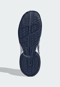 Schuhsohle mit strukturiertem marineblauem Gummi mit Fischgrätmuster, auffälligen Rillen und einer Zwischensohle mit weißen Akzenten.