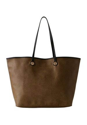 Borsa tote marrone con texture, con due manici lunghi neri e accessori rotondi in oro su uno sfondo bianco.