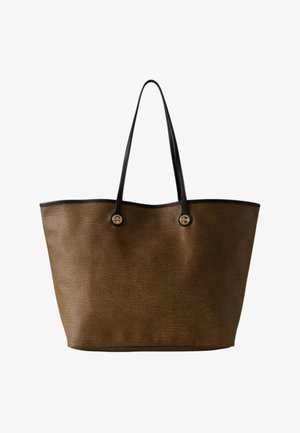 Borsa tote marrone con texture, con due manici lunghi neri e accessori rotondi in oro su uno sfondo bianco.