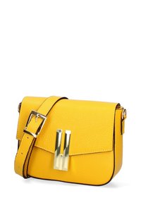Borsa a tracolla in pelle gialla con finitura testurizzata, dotata di una chiusura in metallo dorato e di una sottile tracolla regolabile.