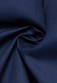 Marineblauwe stof, gladde textuur, nauwkeurig geweven, met een subtiele glans. Het materiaal vertoont lichte plooien en kreukels, wat duidt op flexibiliteit.