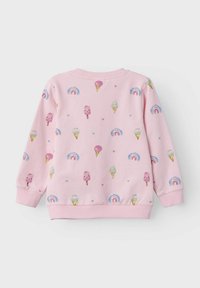 Felpa rosa con stampa di gelato e arcobaleno, dotata di polsini e orlo a costine, realizzata in tessuto morbido con una texture liscia.