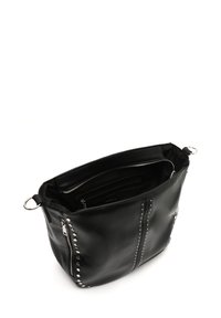 Schwarze Leder-Schultertasche mit silbernen Nieten, zwei Reißverschlusstaschen und einem geräumigen Innenraum. Hat eine glatte Textur und eine Öffnung an der Oberseite.