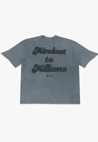 Sivá voľná tričko vyrobené z mäkkého bavlneného materiálu, so silným čiernym textom "Mindset to Millions" na zadnej strane. Krátke rukávy a dizajn s okrúhlym výstrihom.