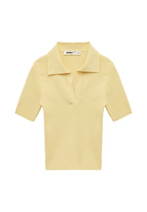 Maglietta giallo chiaro a maniche corte in maglia a coste con scollo a V profondo e collo largo, distesa su uno sfondo bianco.