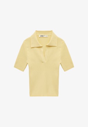 Top corto de punto acanalado de manga corta en color amarillo claro, con un escote en V profundo y cuello ancho, colocado plano sobre un fondo blanco.