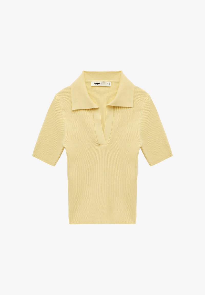 Top corto de punto acanalado de manga corta en color amarillo claro, con un escote en V profundo y cuello ancho, colocado plano sobre un fondo blanco.