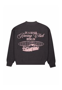 Pull gris foncé avec un design graphique rose représentant une voiture et un globe, accompagné du texte "IN A RUSH Racing Club BERLIN" dans une police ornée.