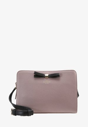 Bolso bandolera de cuero rosa con acabado texturizado, detalle de lazo negro, herrajes dorados y correa ajustable. Forma rectangular compacta.