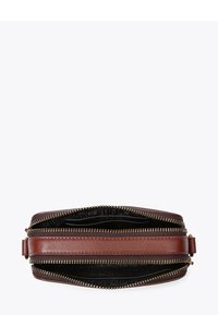 Portefeuille en cuir marron avec deux compartiments zippés, quincaillerie dorée et intérieur texturé. Design plat avec une finition élégante.