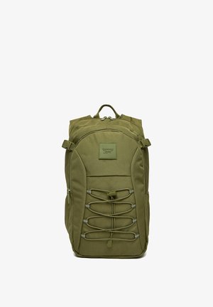 Mochila Reebok verde oliva con cuerdas elásticas frontales, asa superior, compartimentos con cremallera y correas de ajuste laterales.