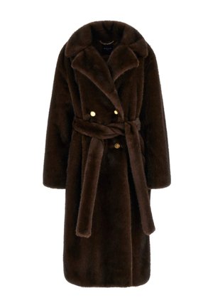 Długi płaszcz z ciemnobrązowego sztucznego futra z szerokimi klapami, dwurzędowymi złotymi guzikami i dopasowanym paskiem zawiązanym w talii.