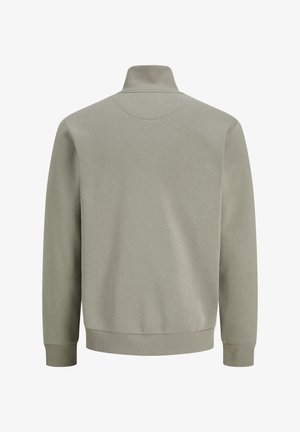 Hellgrauer Pullover mit langen Ärmeln, hohem Kragen, gerippten Bündchen und geripptem Bund, von hinten auf weißem Hintergrund gezeigt.