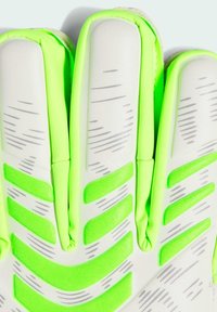 Guantes de portero en blanco y verde neón brillante. Cuentan con patrones de agarre texturizado, protección acolchada para los dedos y costuras reforzadas.