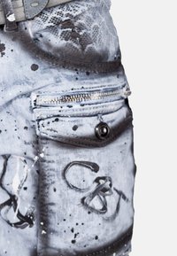 Pantaloni corti in denim grigio con macchie di vernice nera, tasca con zip, tasca con pattina e marcature in stile graffiti nere.