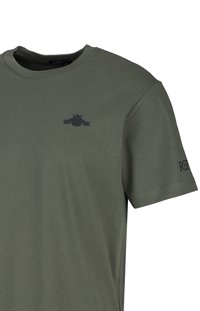 Grünes T-Shirt mit kurzen Ärmeln, kleinem schwarzem Emblem auf der linken Brust und "REP"-Text auf dem rechten Ärmel.