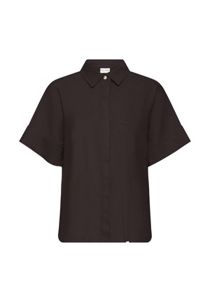 Krátky rukáv tmavohnedá košeľa na gombíky s golierom a jedným náprsným vreckom, zobrazená na bielom pozadí.