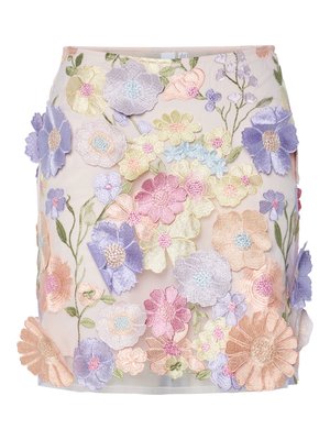 Kort skjørt med fargerik blomsterbroderi i pastellfarger på en gjennomsiktig stoffbakgrunn, med ulike blomsterformer og intrikate sting.