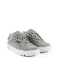 Sneakers in suede grigia con design perforato, chiusura con lacci e suola in gomma bianca con dettagli testurizzati.