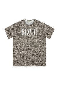 Beige en zwarte t-shirt met luipaardprint, met een opvallende witte "BIZUU" graphic op de voorkant. Kort mouw en rond hals ontwerp.
