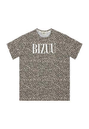 Beige en zwarte t-shirt met luipaardprint, met een opvallende witte "BIZUU" graphic op de voorkant. Kort mouw en rond hals ontwerp.