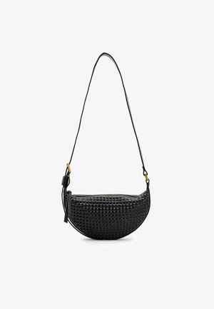Bolsa de mão em pele preta com um padrão texturizado em pirâmide elevada, forma curva, alça longa e fecho de zíper na parte superior.