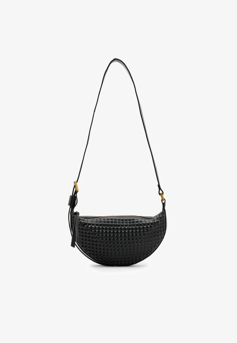 Bolsa de mão em pele preta com um padrão texturizado em pirâmide elevada, forma curva, alça longa e fecho de zíper na parte superior.