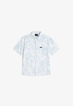 Camisa de manga corta en azul claro con un patrón de hojas, que cuenta con un bolsillo en el pecho y una pequeña etiqueta de la marca en la parte delantera.