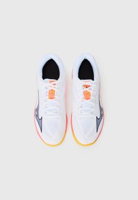 Baskets de sport blanches avec un dessus en mesh, intérieur noir et semelle rose vif et jaune. Comprend des lacets blancs et un design de logo proéminent.