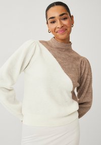 Maglione in maglia con un design a blocchi di colore in crema e marrone chiaro, colletto alto e maniche a sbuffo con polsini e orlo a coste.