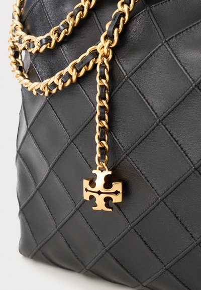 Zwarte leren handtas met een ruitjespatroon, gouden kettingriem en een gouden merkaccent. Soepele textuur met glanzende hardware.