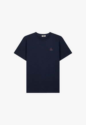 T-shirt bleu marine à manches courtes avec col rond et petit logo brodé rouge et blanc sur la poitrine gauche.