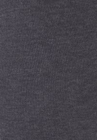 Textura de tela acanalada de color gris oscuro con finas líneas verticales, suave y ligeramente elástica, con una superficie uniforme sin patrones ni acentos.