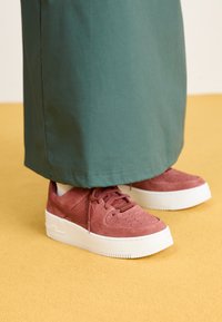 AF1 SAGE - Joggesko - red sepia