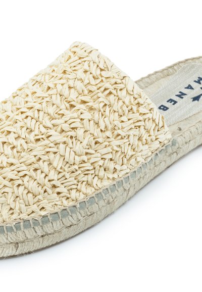 Gewebte Strohsandaletten in hellbeige, mit einer strukturierten Oberfläche, einem stabilen Boden und einem kontrastierenden genähten Rand.