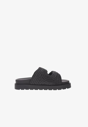 Sandalo nero aperto sulle dita con tomaia intrecciata e dettaglio ritagliato, con suola spessa imbottita e suola con battistrada.