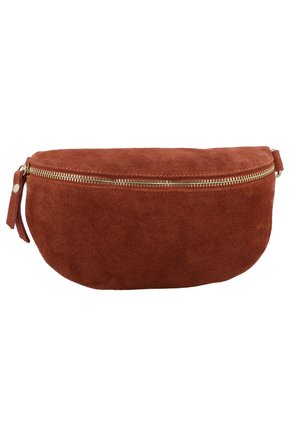 Riñonera de ante marrón con cremallera dorada y pequeña pestaña de cuero, diseñada para llevarse en la cintura o cruzada en el cuerpo.