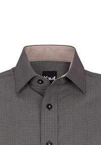 Camicia a maniche corte con un motivo geometrico grigio, bottoni neri e un colletto beige a contrasto. La trama del tessuto appare liscia.