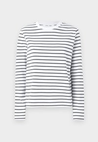 Camicia bianca a maniche lunghe con righe nere orizzontali equamente distanziate e scollatura rotonda, esposta su uno sfondo neutro.