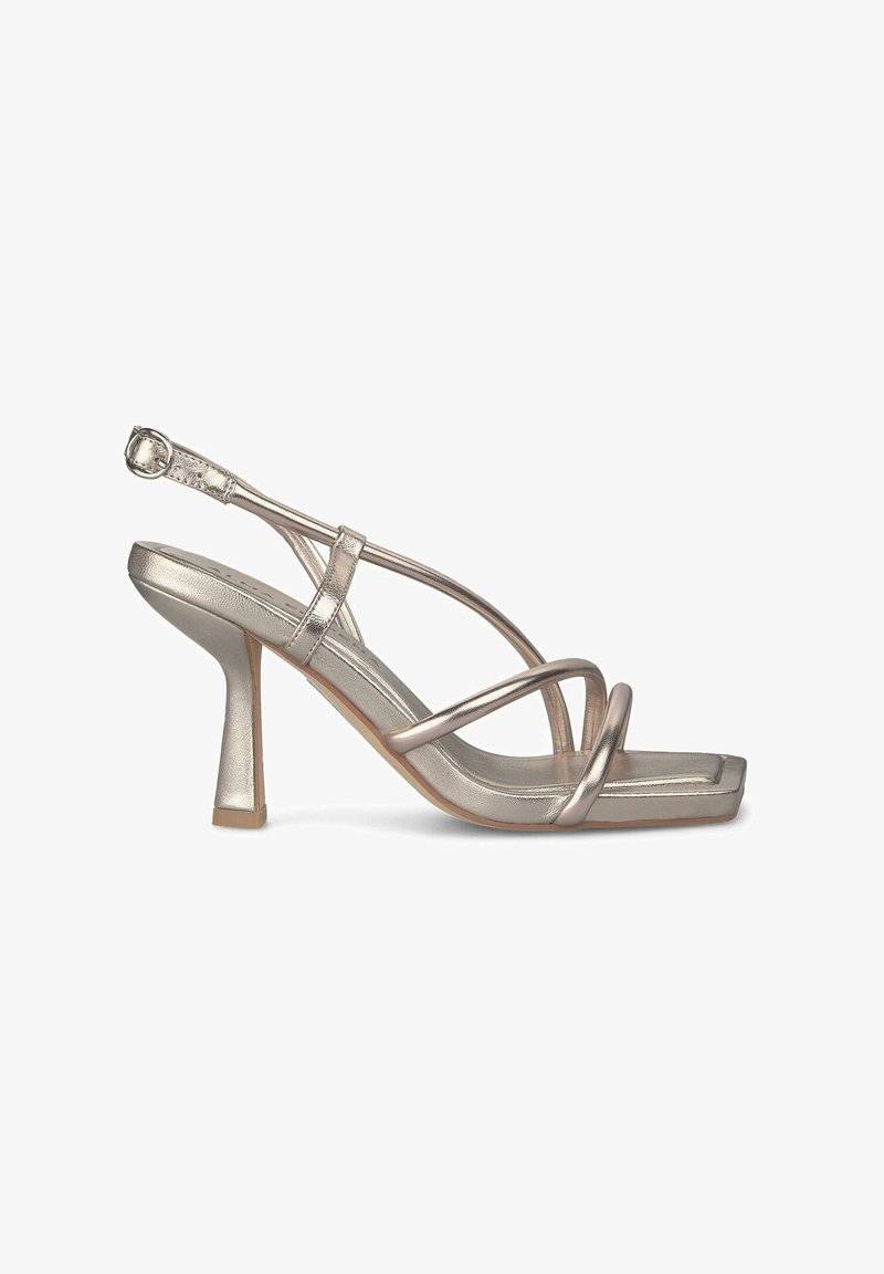 Sandale à talons hauts argenté métallisé avec un bout carré, des brides croisées, une sangle de cheville réglable et un design de talon bloc.