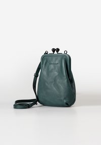 Borsa a mano verde in pelle con finitura testurizzata, dotata di chiusura a gancio e tracolla regolabile. Forma curva con dettagli in metallo nero.