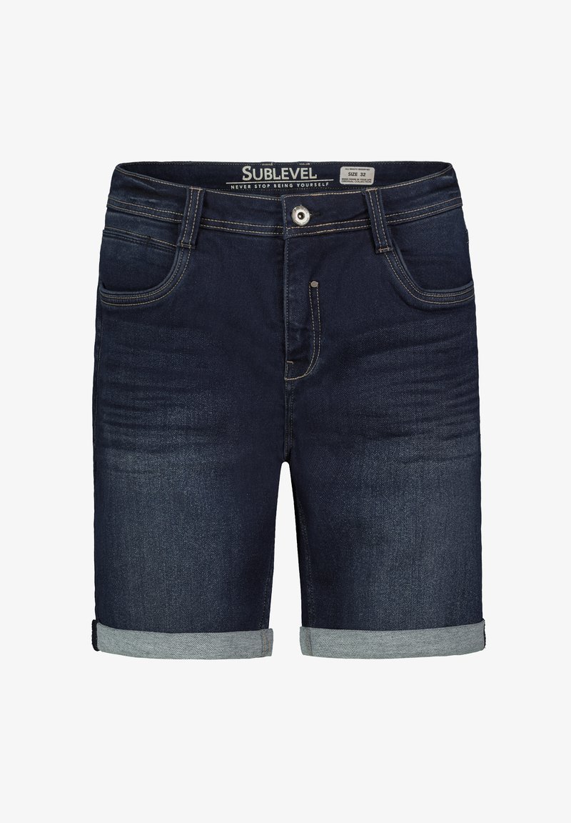 Dunkelblaue Denim-Shorts mit umgeschlagenem Saum, fünf Taschen und orangen Nähdetails. Das Größenetikett zeigt Größe 32. Der Markenname ist am Bund sichtbar.