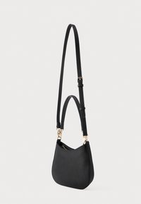 Crna kožna torba preko tijela s zakrivljenim oblikom, podesivim remenom i naglascima od zlatnog tona. Teksturirana završna obrada dodaje detalje.