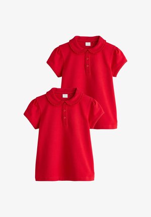 Dos polos rojos idénticos para niños pequeños, de manga corta, con cuello fruncido y tapetas con tres botones.