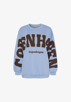 Lyseblå sweatshirt med stor sort tekst "COPENHAGEN" over fronten og ærmerne samt mindre "Copenhagen" tekst centreret nedenfor.