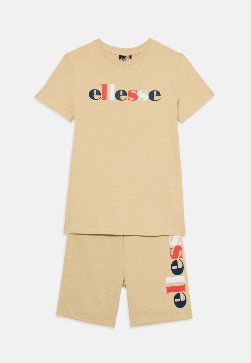 Svijetlosmeđi set kratkih rukava majice i kratkih hlača, sa višebojnim "ellesse" logom, izrađen od mekog pamučnog materijala.