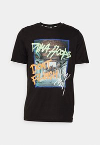 Camiseta de algodón negra con un estampado gráfico colorido que lleva el texto "PUMA HOOPS" y "DON’T FLINCH", además de un diseño texturizado de una escena urbana.