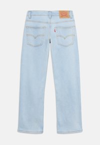 Φωτεινό γαλάζιο τζιν με ευθείες γραμμές, δύο πίσω τσέπες με ραφές, θηλιές για ζώνη και ένα καφέ πατς με το λογότυπο της Levi's στη μέση.