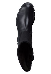 Botín negro de tobillo hecho de cuero suave con un cuello de tela blanda, suela texturizada y punta redondeada. Presenta un diseño simple y elegante.