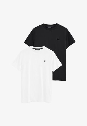Deux t-shirts unis à col rond, un noir et un blanc, chacun avec un petit logo brodé de joueur de polo sur la poitrine.